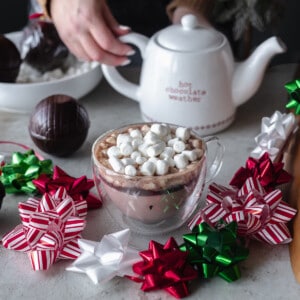 how to make hot cocoa bombs easy and the best chocolate for hot cocoa bombs tutorial